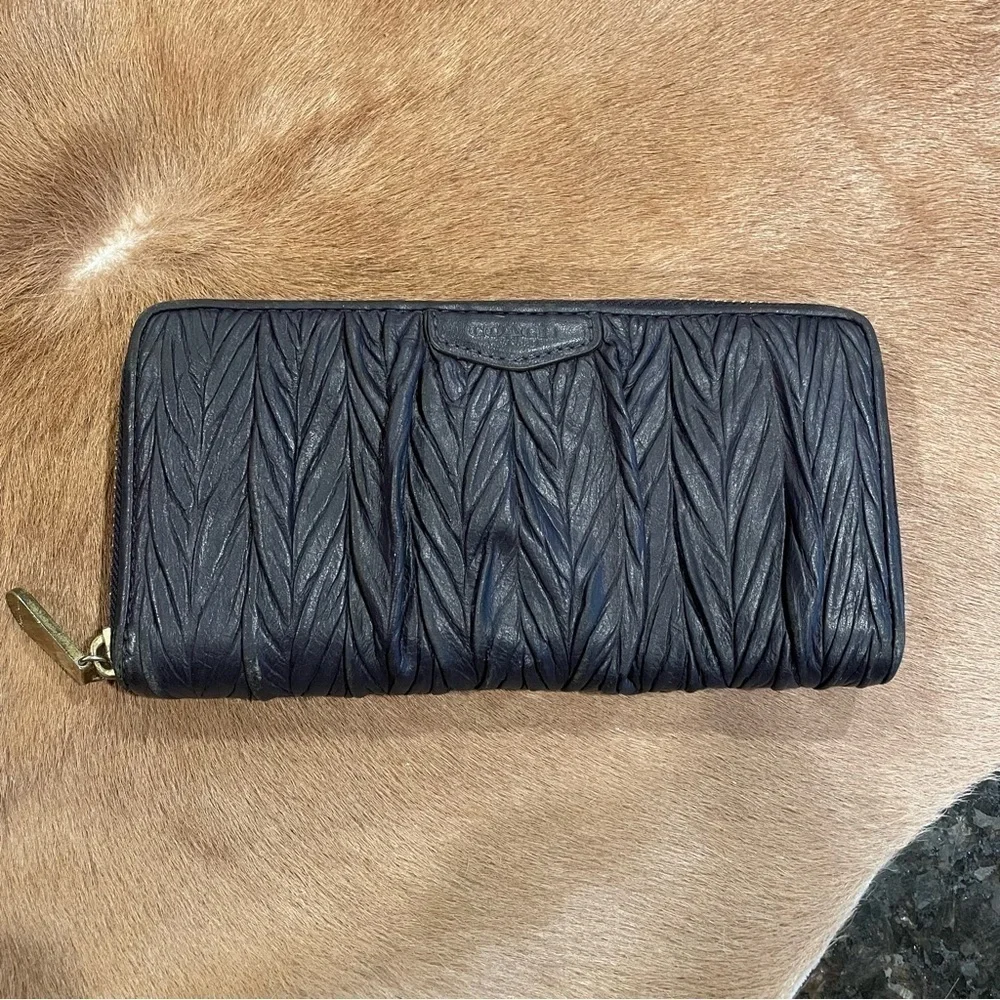 Coach Zip Around Accordion Wallet Navy Gathered Leather Design EUC! Rare